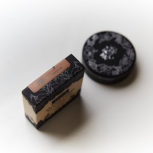 KVD Lock-It Powder Foundation "Medium 64"